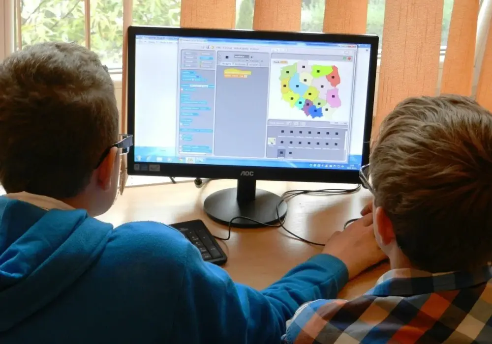 Elektroniczne zasoby edukacyjne: przewodnik po cyfrowej nauce