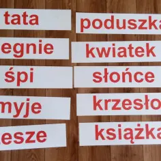 Karty do nauki czytania globalnego: tata, biegnie, śpi, myje, czesze, poduszka, kwiatek, słońce, krzesło, książka.