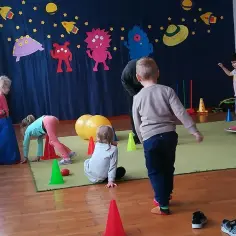 Gimnastyka korekcyjna w przedszkolu: klucz do zdrowej postawy dziecka