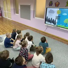 Zajęcia z tablicą interaktywną w przedszkolu: Praktyczne inspiracje