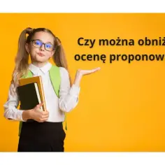 Dziewczynka z książkami i plecakiem zastanawia się nad ocenami w szkole. Czy można obniżyć ocenę proponowaną?