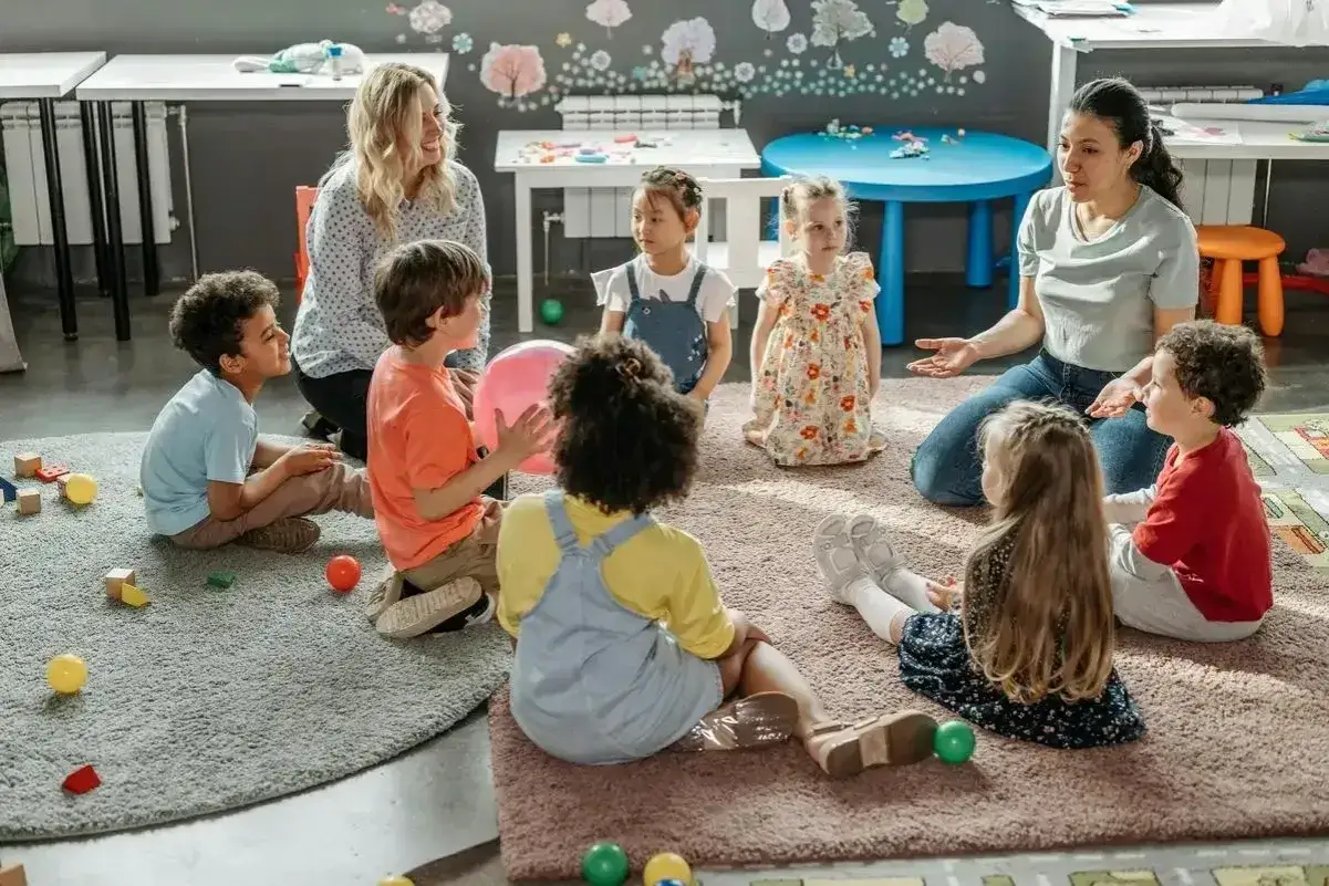 Nauczycielki z troską wspierają indywidualne potrzeby rozwojowe i edukacyjne dzieci, tworząc przyjazną atmosferę do nauki i zabawy.