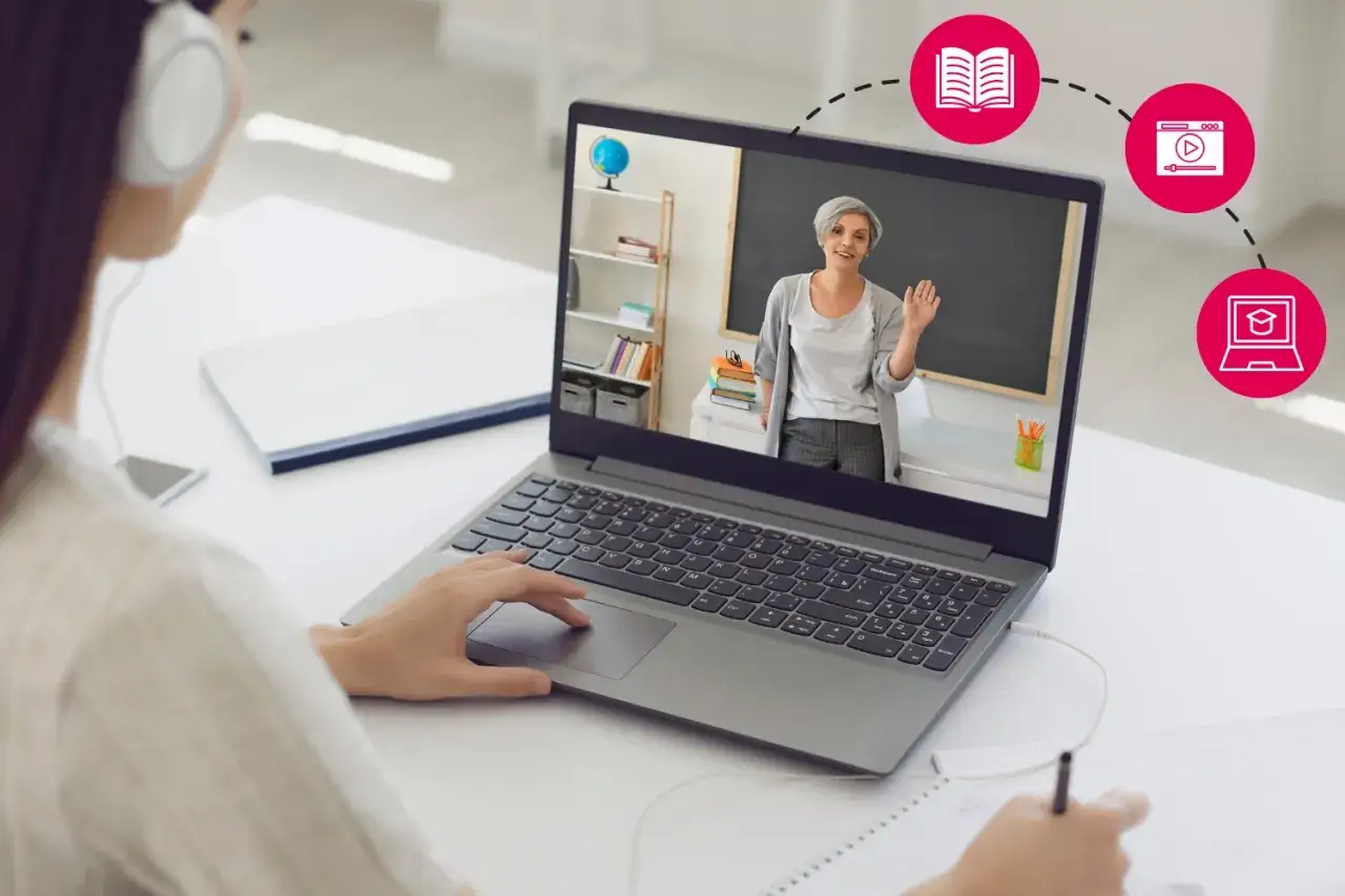 Dziewczyna w słuchawkach uczy się zdalnie. Na ekranie laptopa nauczycielka prowadzi lekcję, a obok ikony symbolizujące naukę. To nowoczesne liceum online dla młodzieży.
