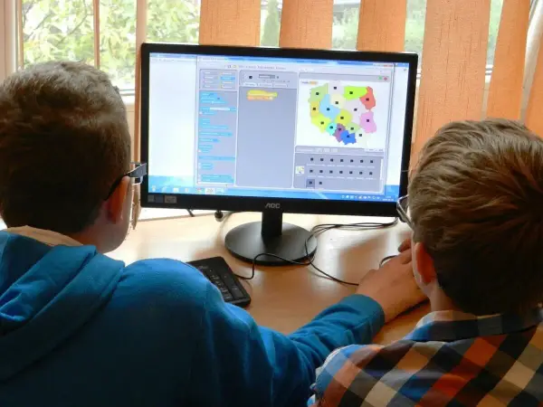 Elektroniczne zasoby edukacyjne: przewodnik po cyfrowej nauce