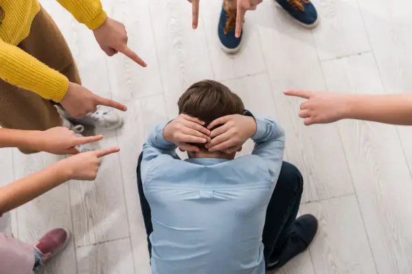 Bullying w szkole i online - Jak rozpoznać i pomóc dziecku?