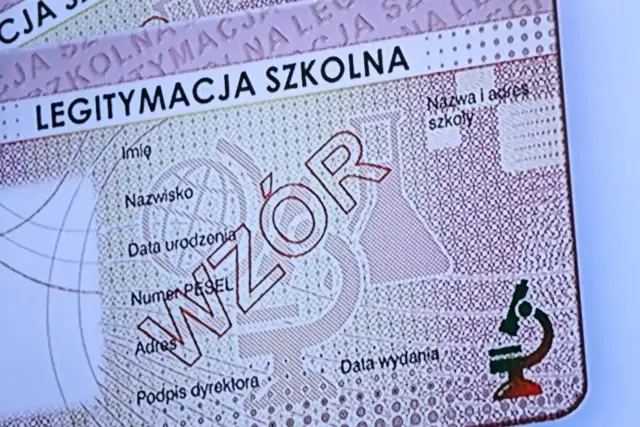 Legitymacja szkolna z danymi ucznia i wzorem. Ważna do końca roku szkolnego, potwierdza status ucznia.